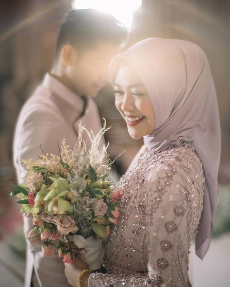 Foto Engagement, Engagement Party Photo Ideas, Modern Engagement Photos, Pose Pengantin, Pose Wedding, Pre Wedding Photoshoot Props, Engagement Pose, Wedding Photo Studio, Foto Wedding