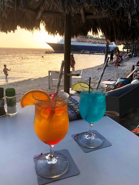 Pretty Alcoholic Drinks, Candy Drinks, Beach Drinks, Grilled Peaches, Fancy Drinks, Pretty Drinks, Beach Bars, Wine And Dine, Interesting Food Recipes