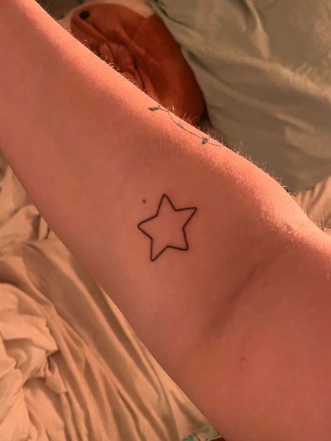 Rounded Star Tattoo, 5 Stars Tattoo Designs, Bubble Star Tattoo, Round Star Tattoo, Big Star Tattoo, Star Shopping Tattoo, Star Outline Tattoo, Star Tattoo Arm, Little Star Tattoo