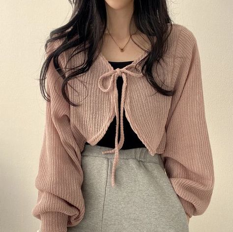 The fabric is soft and fresh it is shorter than I imagined it does not reach the navel. I would ask for it again. Aesthetic Sweaters, Elegant Sweater, Jackets Women, Basic Jackets, Tie Styles, Cardigan Top, Style Office, Lantern Sleeve, Office Lady