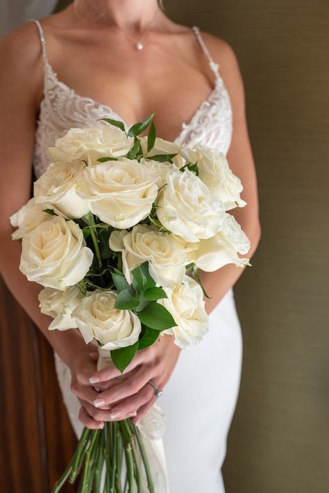 Wedding Decorations Flowers, White Rose Wedding Bouquet, White Rose Wedding, Bridesmaid Bouquet White, Simple Wedding Bouquets, Weddings Dress, Champagne Flowers, White Roses Wedding, Wedding Boards