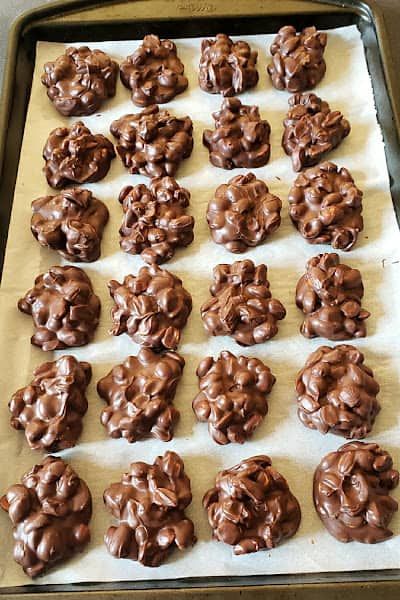 Peanuts With Chocolate, Chocolate Peanuts Candy, Chocolate Peanut Marshmallow Clusters, Christmas Chocolate Nut Clusters, Peanut Candy Clusters, Microwave Peanut Clusters Recipe, Choc Covered Peanut Clusters, Chocolate Peanut Clusters Easy, Peanut And Chocolate Clusters