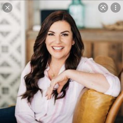 Woman In Stem, Professional Profile Pictures, Amy Porterfield, Professional Headshots Women, Business Portrait Photography, Headshots Women, Headshot Poses, Digital Course, Corporate Portrait