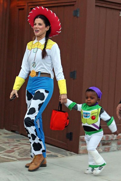 Sandra Bullock and son Louis as Toy Story's Jessie and Buzz Fantasias Toy Story, Peter Pan Kostüm, Disfraz Toy Story, Cowgirl Halloween Costumes, Jessie And Buzz, Cowgirl Halloween, Toy Story Costumes, Diy Kostüm, Celebrity Halloween Costumes