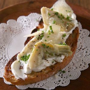 Artichoke Crostini Artichoke Crostini, Crostini Recipe, Spring Appetizers, Crostini Appetizers, Gluten Free Puff Pastry, Crostini Recipes, Artichoke Recipes, Strawberry Salad, Dinner Appetizers