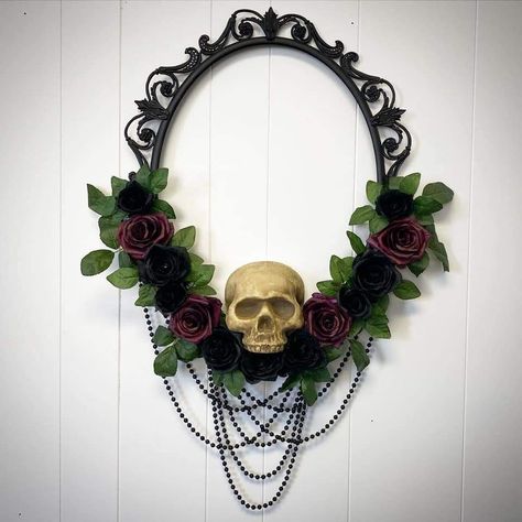 Goth Wreath Diy, Goth Spring Decor, Goth Diy Crafts, Botany Decor, Goth Wreath, Goth Mirror, Diy Gothic Decor Crafts, Goth Decor Diy, Gothic Spring