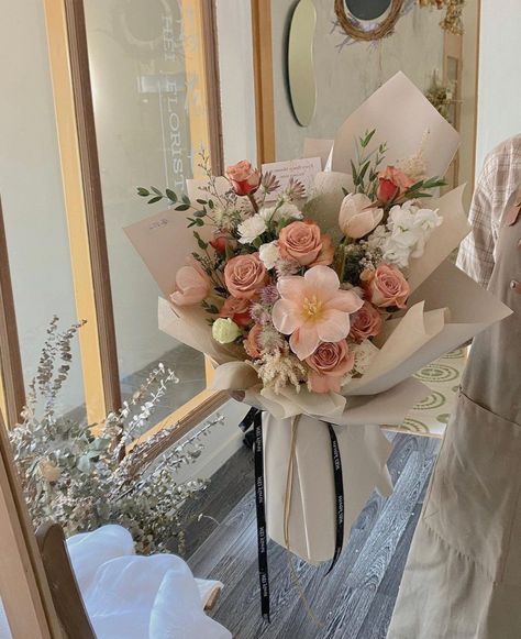 Beige Flower Bouquet, Beige Bouquet, Makeup Bouquet, Flower Boquet, Vintage Bouquet, Boquette Flowers, Flowers Bouquet Gift, Nothing But Flowers, Flower Therapy