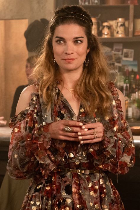 Why It's OK Alexis Was Single at the End of Schitt's Creek Alexa Rose Schitts Creek Outfits, Shitts Creek Alexis Outfits, Alexis Rose Schitts Creek Fashion, Shitts Creek Alexis, Alexis Rose Style, Alexis Schitts Creek Outfits, Alexis Rose Aesthetic, Alexis Rose Hair, Alexis Rose Outfits