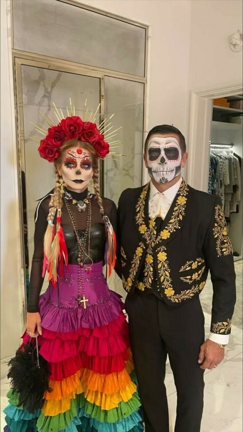 Kelly Ripa And Mark Consuelos In Day Of The Dead-Inspired Costumes Dia De Los Muertos Outfit For Women, Mexican Theme Party Outfit, Mexican Halloween Costume, Day Of Dead Costume, Mexico Costume, Coco Costume, Casual Dress Spring, Catrina Costume, Day Of The Dead Diy