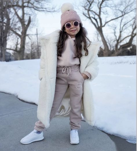 Winter Outfit For Girls Kids, Kids Christmas Outfit Ideas, Winter Outfits Kids Girl, Kids Winter Outfits Girl, Winter Kids Outfits, Girls Winter Outfits Kids, Kindergarten Fashion, Paris Winter Fashion, Nyc Fashion Winter