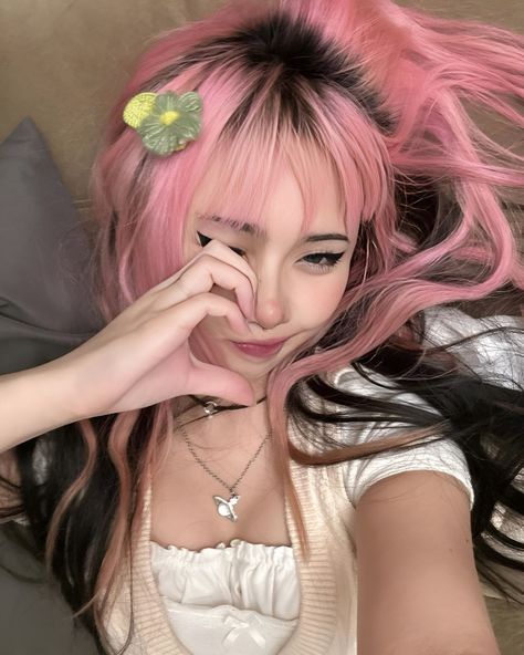 Black And Pink Hair Asian, Pink Hair And Bangs, Pink Hair Japanese Girl, Black Pink And Purple Hair, Pink Asian Hair, Pink Hair Black Roots, Pink Hair Y2k, Pink Hair With Black Tips, Outfits With Pink Hair