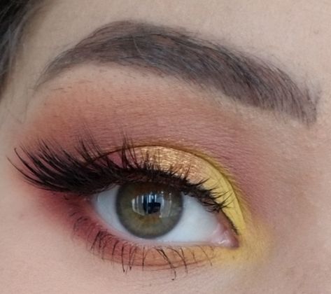 Simple Fire Makeup, Easy Yellow Eyeshadow Looks, Haldi Eye Makeup Look Simple, Makeup For Yellow Outfit, Haldi Makeup Look Simple, Makeup For Yellow Dress, Makeup With Yellow Dress, Eyeshadow Tutorial Natural, Semi Cut Crease