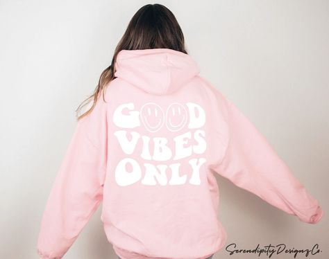 Good Vibes Hoodie, Trendy Hoodie, Trendy Sweatshirt, Aesthetic Hoodie, Words on Back Hoodie, Cute Preppy Hoodie.  Everyone needs a cozy go-to hoodie to curl up in, so go for one that's soft, smooth, and stylish. It's the perfect choice for cooler evenings! Unisex Sizing. Available in Plus Sizes! 💕 ★ Description ★ This well-loved Gildan 18500 Blended Hoodie is the go-to cozy hoodie to curl up in, it's soft and stylish, and the perfect choice for cooler evenings! The air-jet spun yarn and quarter Men Aesthetic, Hoodies Sweaters, Unisex Clothes, Trendy Hoodies, Aesthetic Hoodie, Hoodie Oversize, Gift Product, Trendy Tshirts, Couple Shirts