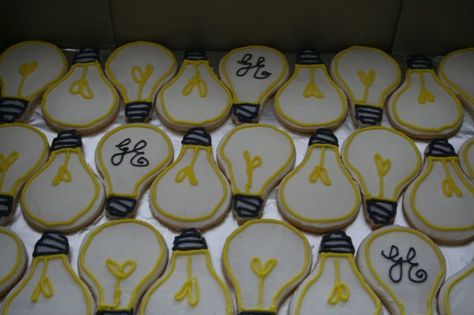 Light bulb cookies "Good Idea" Electrician Party Decorations, Electrician Retirement Party Ideas, Lineman Cookies, Light Bulb Cookies, Lineman Party, Field Trip Ideas, Green Frosting, Christmas Sugar Cookies Decorated, Tools Theme