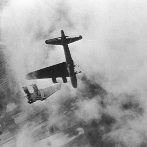 WorldWarPictures on Instagram: “A B17 nicknamed "Wee Willie" has its left wing blown off by flak over Crantenburg, Germany. April 10, 1945.…” Flying Fortress, Wwii Plane, Military Airplane, Ww2 Planes, B 17, Battle Of Britain, Wwii Aircraft, Ww2 Aircraft, Aircraft Pictures