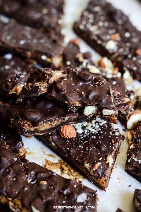 Unleash the power of sweetness with our Super Easy Dark Chocolate Date Bark Recipe. It's the perfect blend of nutrition and indulgence, where rich, dark chocolate meets the natural sweetness of dates. Easy to prepare, this delectable dessert is your guilt-free treat for those cozy evenings. Indulge healthfully! Homemade Christmas Candy, Healthy Christmas Snacks, Christmas Candy Homemade, Bake Healthy, Healthy Dark Chocolate, Healthy Chocolate Recipes, Homemade Snickers, Silicone Baking Sheet, Dairy Free Chocolate Chips