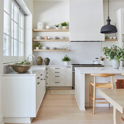 HAVEN on Instagram: “Kitchen magic from our recent tour with @melbeaninteriors shot by @laureywglenn with architect @silodesignbuild View the full tour at…” Cottage Dining Rooms, Transitional Dining Room, Pale Wood, Ski House, Vintage Dining Room, Kitchen Views, White Cabinetry, Transitional Kitchen, Upper Cabinets