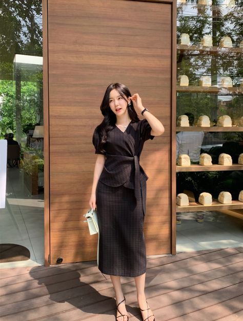 Formal Looks For Women, Dres Kondangan, Korea Dress, Simple Casual Outfits, Stylish Party Dresses, Classy Work Outfits, Easy Trendy Outfits, Casual Chic Outfit, Simple Trendy Outfits