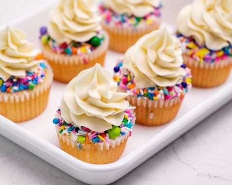 Vanilla Buttercream Recipe, Cupcakes Rellenos, Kids Birthday Cupcakes, Funfetti Cupcakes, Kid Cupcakes, Sprinkle Cupcakes, Cupcake Cake Designs, Buttercream Cupcakes, Girl Cupcakes