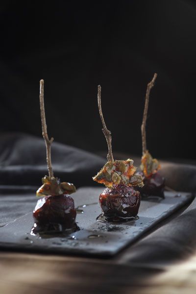 This canape recipe is surprisingly simple to make but looks impressive. Use baby beets for this take on a mini ‘toffee apple’, sweet crunchy & delicious. Praline Recipes, Balsamic Beets, Halloween Party Food Recipes, Dark Halloween Party, Food Canapes, Spicy Pumpkin Seeds, Beets Recipe, Canapes Recipes, Dessert Presentation