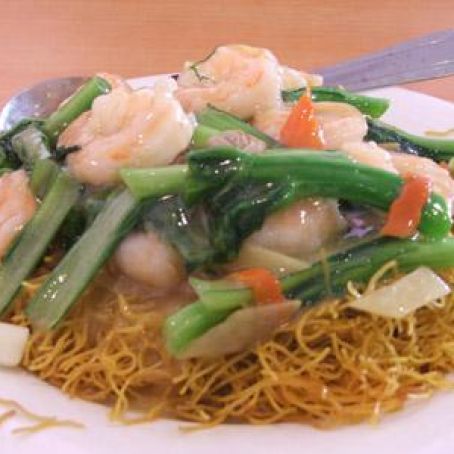 Cantonese Chicken Chow Mein, Cantonese Chow Mein Recipe, Cantonese Chow Mein, Cantonese Recipes, Crispy Noodles, Seafood Shrimp, Chow Mein Recipe, Seafood Mix, Chicken Bouillon