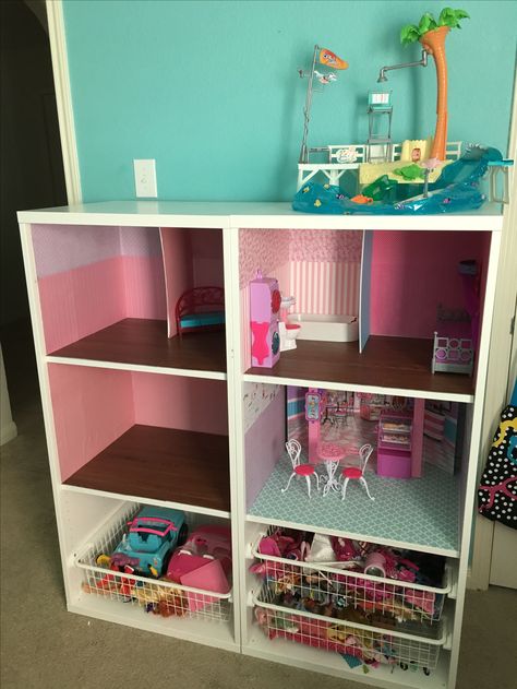 Barbie house Barbie Playroom, Barbie Storage Ideas, Dollhouse Redo, Barbie Storage, Barbie Organization, Ikea Hack Storage, Dollhouse Bookcase, Doll Storage, Diy Barbie House