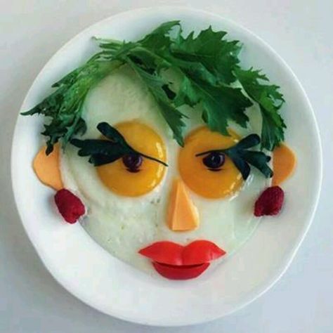 Breakfast art- look like someone? Vegetarian Grilling Recipes, Salad Design, Food Artwork, Fruit Carving, Edible Food, Funny Food, Fun Kids Food, An Egg, Food Humor