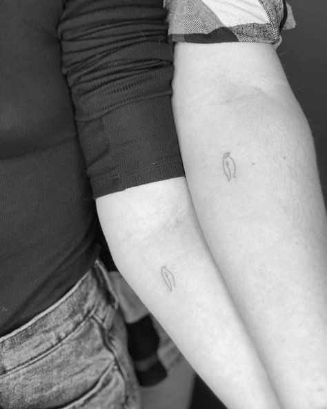 One line matching penguin tattoo for couple. Penguin Finger Tattoo, Fine Line Tattoo Couple, Little Penguin Tattoo, Pinguin Tattoo Minimalist, Fine Line Couple Tattoo, Tiny Penguin Tattoo, Penguin Tattoo Couple, Small Penguin Tattoo, Penguins Tattoo