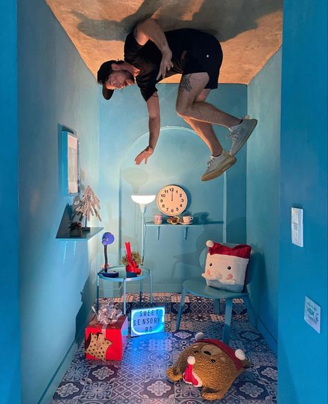 Upside Down Room, Upside Down Room Photography, Anti Gravity Photo Booth, High Angle Photobooth, Face In Hole Photo Op Stand, Revolving Photo Booth, Brand Activation Photobooth, Ruangan Studio, Illusion Photos