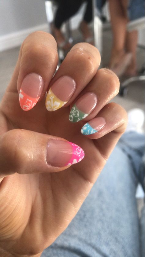 Summer Hawaii Nails, Athletic Nails, Tropical Nails Short, Short Round Acrylic Nails Summer, Sporty Nails, Hawaii Acrylic Nails, Beach Girl Nails, First Day Of School Nails, Preppy Summer Nails