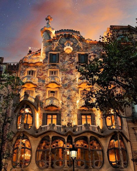 Barcelona Aesthetic, Gaudi Architecture, Barcelona Spain Travel, Spain Aesthetic, Classic Building, Barcelona City, Beach Holidays, Barcelona Travel, Voyage Europe