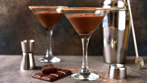 Chocolate Martini: Deliciously Decadent Drink | Woman's World Chocolate Cocktail Recipes, Nutella Raspberry, Chocolate Martini Recipe, Chocolate Baileys, Chocolate Cocktails, Best Gin, Chocolate Martini, Craft Gin, Chocolate Liqueur