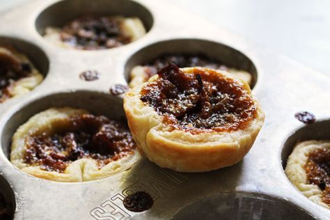 Bacon maple tart Maple Tarts, Butter Tart Recipe, Bacon Butter, Canada Day Party, Butter Tart, Make Bacon, To My Grandma, Deep South Dish, Butter Tarts