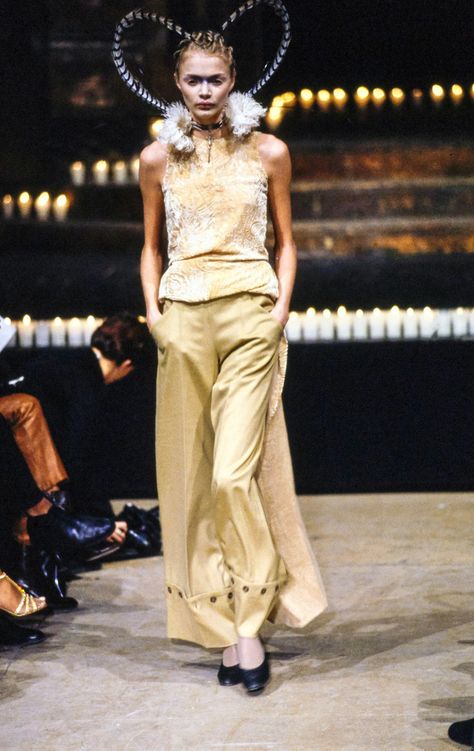 Alexander McQueen Fall 1996 Ready-to-Wear Fashion Show - Jodie Kidd Jodie Kidd, English Fashion, Vintage Runway, British Fashion Awards, Crop Top Outfits, Fashion Seasons, Fashion Show Collection, 90s Fashion, Runway Fashion