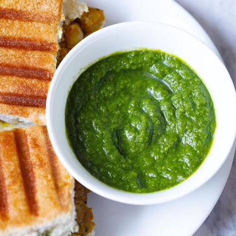 Easy Indian Appetizers, Green Chutney Recipe, Indian Chutney Recipes, Coriander Chutney, Samosa Chaat, Cilantro Chutney, Indian Side Dishes, Mint Chutney, Indian Appetizers