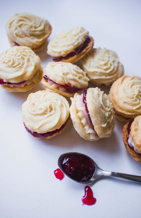 British Biscuit Recipes, Female Judge, Viennese Whirls, The Great British Baking Show, Recipe Sandwich, British Sweets, Great British Baking Show, British Baking Show, Mary Berry Recipe