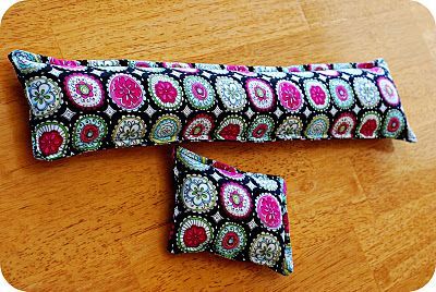 DIY keyboard wrist rest with template and tutorial. Mouse Wrist Rest, Keyboard Wrist Rest, Scrap Fabric Projects, Wrist Rest, Leftover Fabric, Wrist Support, Love Sewing, Diy Sewing Projects, Fabric Projects