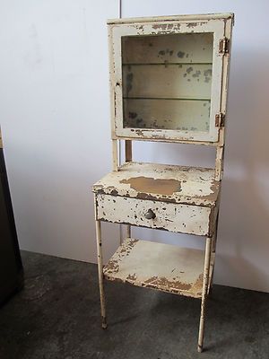 Vintage Medical Cabinet, Shabby Chic Campers, Old Medicine Cabinets, Medical Furniture, Recovery Room, Vintage Medicine Cabinets, Medical Decor, Medical Cabinet, Industrial Cabinet