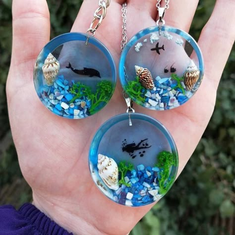 Resin Beach Jewelry, Resin Necklace Ideas, Resin Pendant Ideas, Sea Resin, Epoxy Necklace, Necklace Planet, Resin Jewelry Ideas, Diy Resin Jewelry, Resin Jewerly