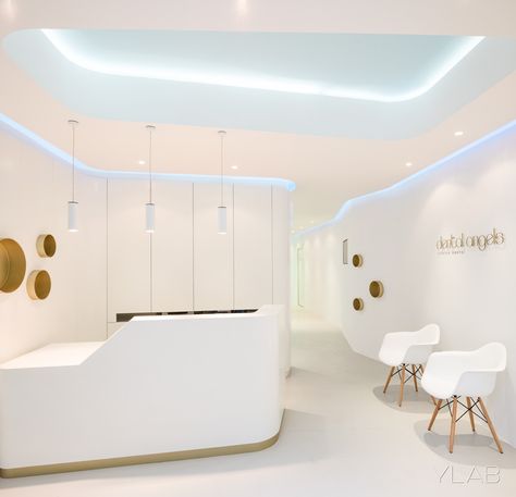 Gallery - Dental Angels / YLAB Arquitectos - 4 Like and Repin. Thx Noelito Flow. http://www.instagram.com/noelitoflow Dental Reception, Doctor Office Design, Studio Medico, White Reception, Contemporary Office Design, Dental Office Design Interiors, Medical Office Design, Dental Office Decor, Reception Desk Design