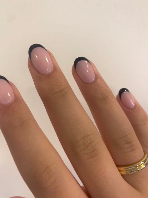 Square Nails Colored Tips, Minimal Round Nails, Very Short Black Nails, Slim French Tip Nails, Short Black Tip Nails, Short French Nails Color, Very Short Round Nails, Black Tip Nails, Rounded Acrylic Nails