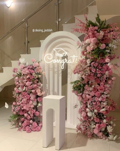 Graduation Party Decor Pink, Pink Grad Party Ideas, Grad Party Inspo, Nikkah Decor, Graduation Backdrops, Green Graduation Party, Floral Graduation Party, College Grad Party, Graduation Flowers