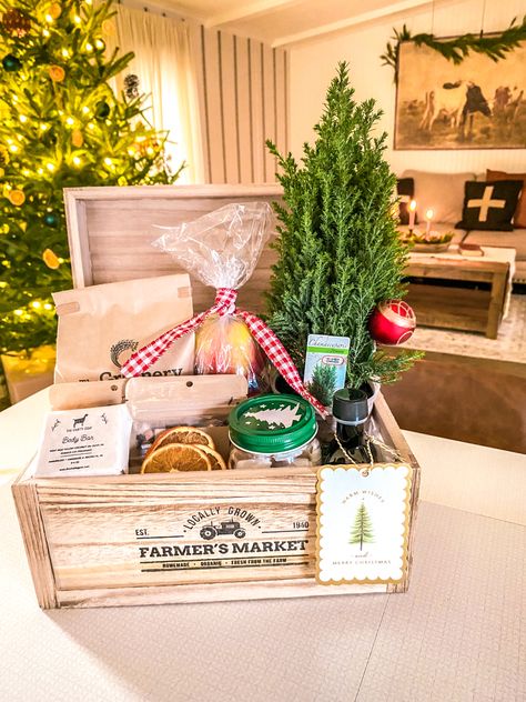 This is the perfect gift basket for the foodie in your life! Preserve Gift Basket, Farm Gift Basket, Mini Christmas Gift Baskets, Christmas Soup Gift Basket Ideas, Family Christmas Basket Ideas, Christmas Basket Gift Ideas Family, Herb Gift Basket, Baskets 2022, Christmas Food Gift Baskets