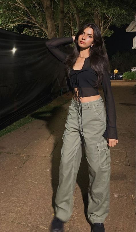 Rate This Cargo pants outfit From ⭐1~10. SAVE & FOLLOW i will update everyweek. Cargo Pants Outfit Women, Casual Indian Fashion, Casual College Outfits, Cargo Pants Outfit, Cold Outfits, Everyday Fashion Outfits, Casual Day Outfits, Quick Outfits, Trendy Summer Outfits