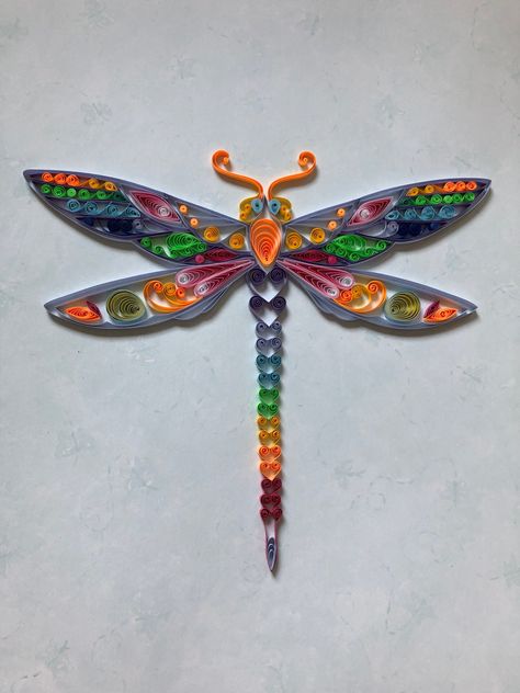 Quilled Dragonfly Paper Quilling Dragonfly, Quilled Dragonflies, Dragonfly Quilling, Quilled Dragonfly, Quilling Butterflies, Quiling Paper Art, Dragonfly Symbolism, Quill Art, Quilling Butterfly