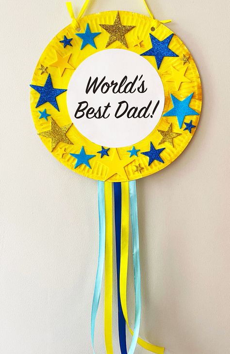 Father's Day medal craft, read how to make it here. Fathers Day Crafts Preschool, Diy Father's Day Cards, Baby Fathers Day Gift, Kids Fathers Day Crafts, Diy Father's Day Crafts, Dad Crafts, Fathersday Crafts, Easy Fathers Day Craft, Fathers Day Art