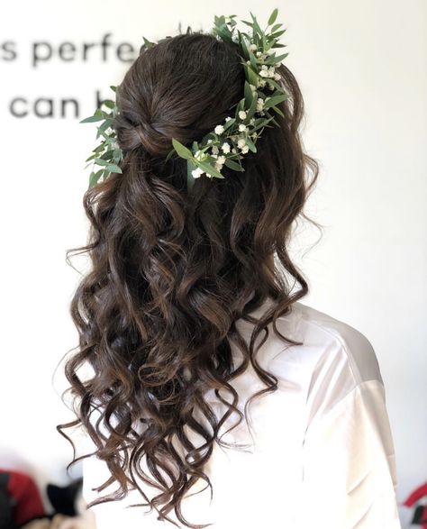 bride hair with greenery crown Bride Wreath Hair, Wedding Hairstyles With Greenery, Bridesmaid Hair With Flower Crown, Flower Crown Half Up Half Down, Long Hair With Flower Crown, Flower Crown Hairstyle Half Up, Bridal Hair With Flower Crown, Long Curly Wedding Hair, Curled Wedding Hair