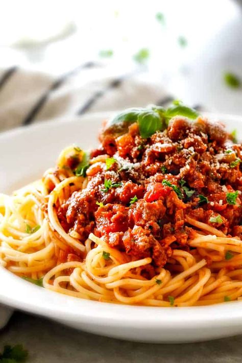 30 Minute Weeknight Spaghetti Bolognese Spaghetti Bolognese Recipe, Spaghetti Bolognaise, Homemade Spaghetti Sauce, Carlsbad Cravings, Bolognese Recipe, Recipes With Few Ingredients, Easy Recipes For Beginners, Homemade Spaghetti, Diner Recept