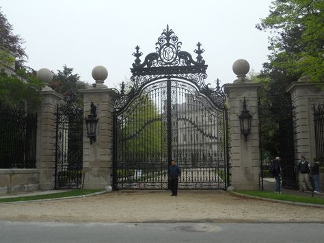 Newport Mansions in Rhode Island Old Mansion Exterior, Vintage Mansion, Newport Mansions, Mansion Aesthetic, Old Money House, American Mansions, Mansion Exterior, Old Mansion, The Predator