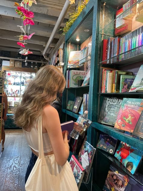 Spring Downtown Girl, Foto Ideas Instagram, Downtown Girl, Book Girl, Instagrammer, Teenage Dream, Insta Photo Ideas, Book Store, Gilmore Girls